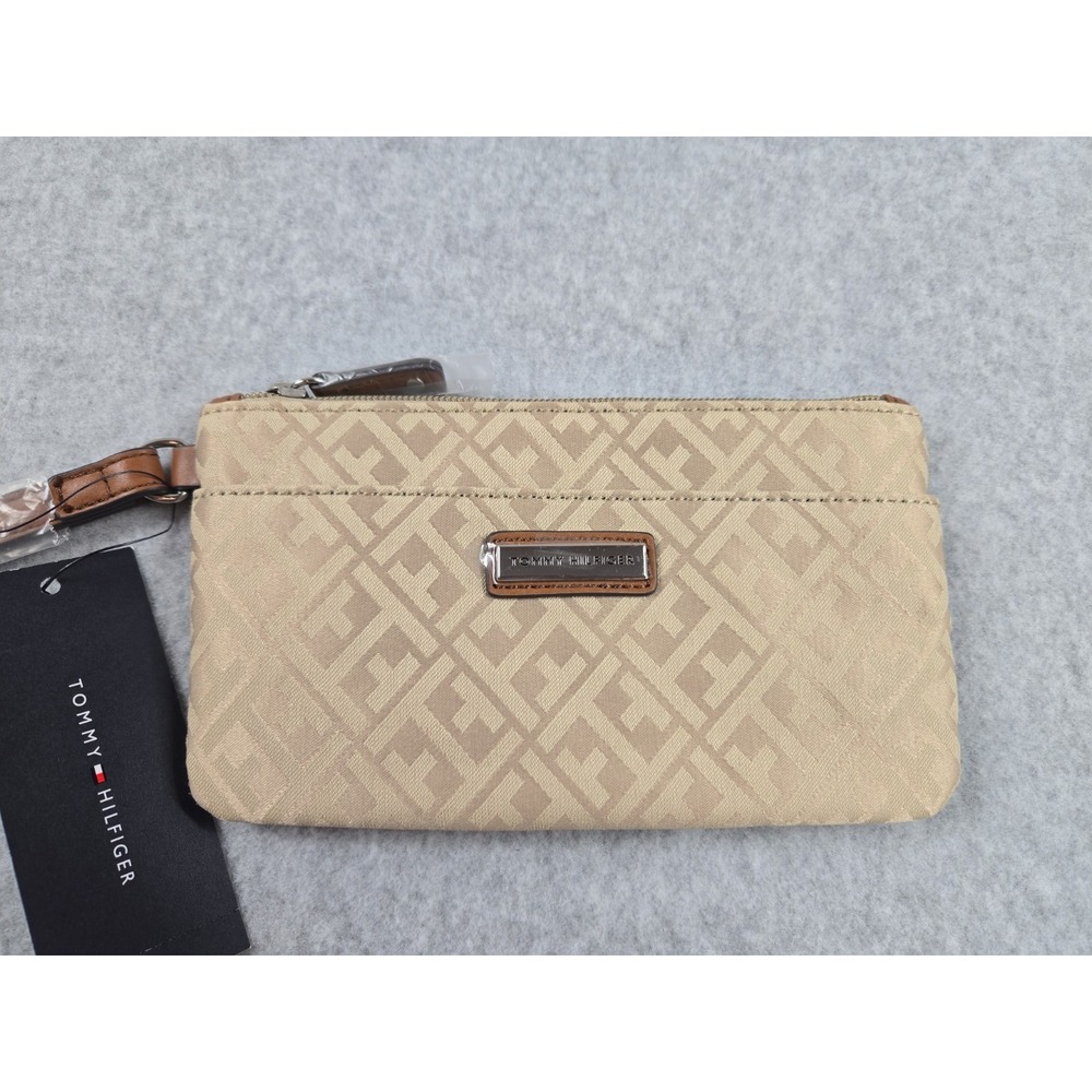 TOMMY‎ HILFIGER 3-Compartment Wristlet Wallet Clutch Beige Signature NEW